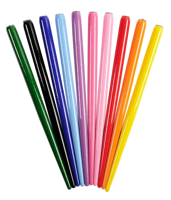 Porte-plume de couleur unie en bois laqué, couleurs assorties, en boite présentoir.