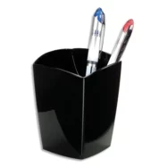 Pot à crayons en polystyrène, 100% recyclé et 100% recyclable. Dim (l x h x p) : 7,4 x 9,5 x 7,4 cm. Noir